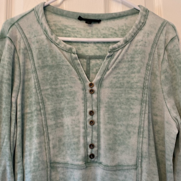 Green  distressed style top . Barely worn size large - Picture 1 of 3